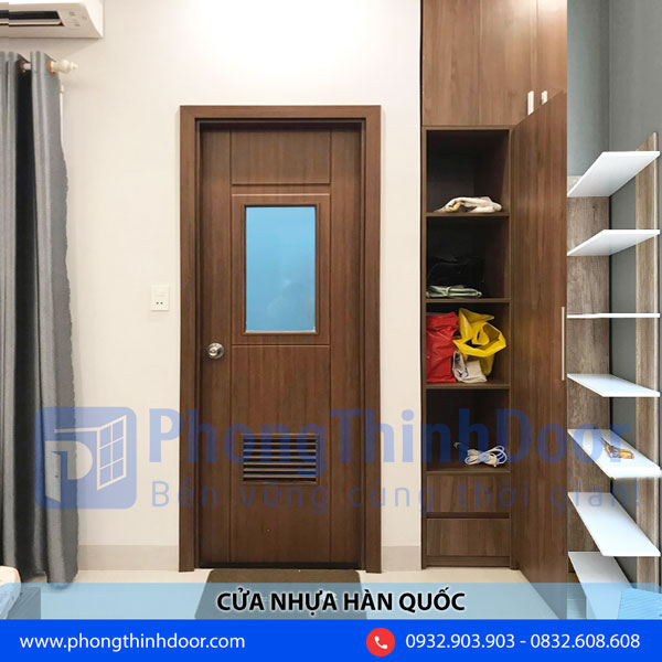 Mẫu cửa nhựa ABS Hàn Quốc KOS.113+lá sách+ô kính có màu vân gỗ hài hòa với các món đồ nội thất