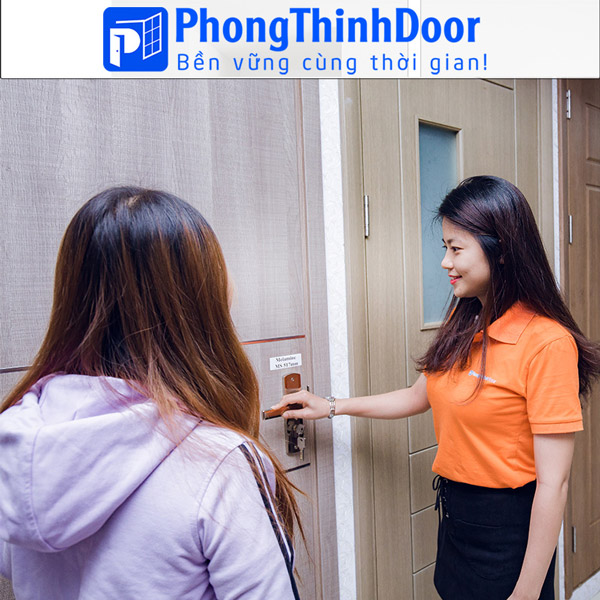 Đội ngũ nhân viên tay nghề cao tại Phong Thịnh Door