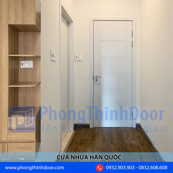 Mẫu cửa nhựa Hàn Quốc KOS.118-K5300 có màu xám trắng hài hòa với tổng thể thiết kế ngôi nhà