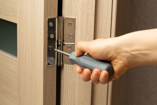 Hướng dẫn cách lắp bản lề cửa gỗ