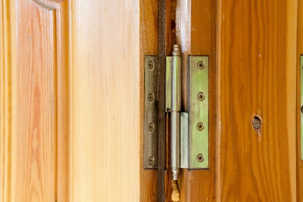 Cửa chính cần chọn loại bản lề chắc chắn