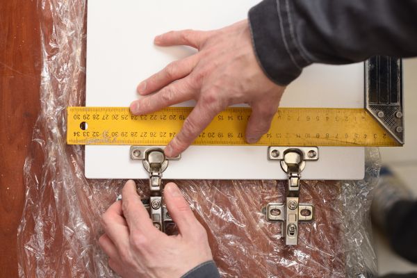 Đo đạc khoảng cách lắp đặt bản lề cửa gỗ