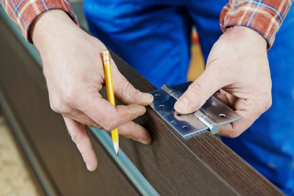 Cách lắp bản lề cửa gỗ tại nhà