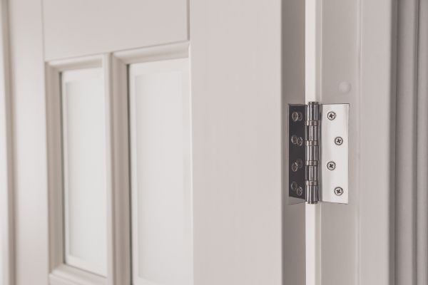 Nên chọn bản lề inox có độ bền cao