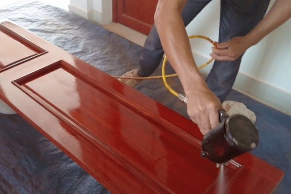 Thi công lớp sơn lót đầu tiên để tăng độ bám và đều màu