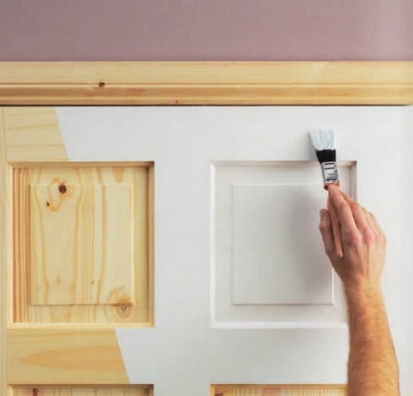 Thi công lớp sơn lót giúp tăng độ bám cho gỗ MDF