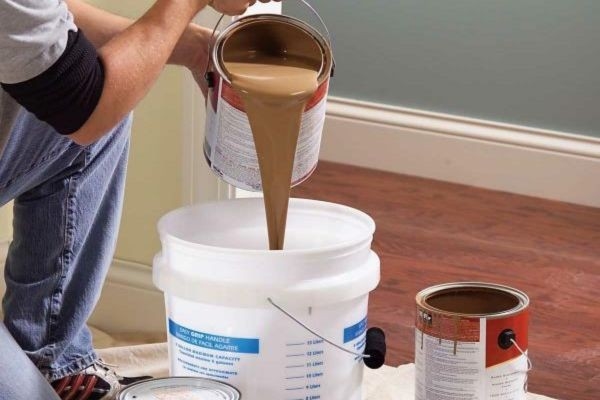 Pha trộn sơn đúng tỷ lệ để đảm bảo chất lượng thành phẩm