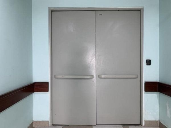 Cửa thép chống cháy mở 2 chiều là dòng phổ biến nhất hiện nay