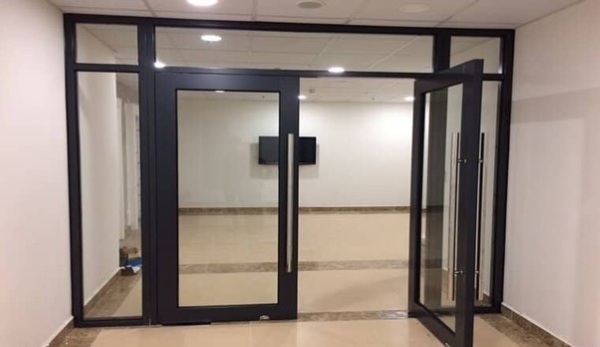 Cửa kính hai chiều tăng thẩm mỹ và khả năng quan sát trong không gian lớn