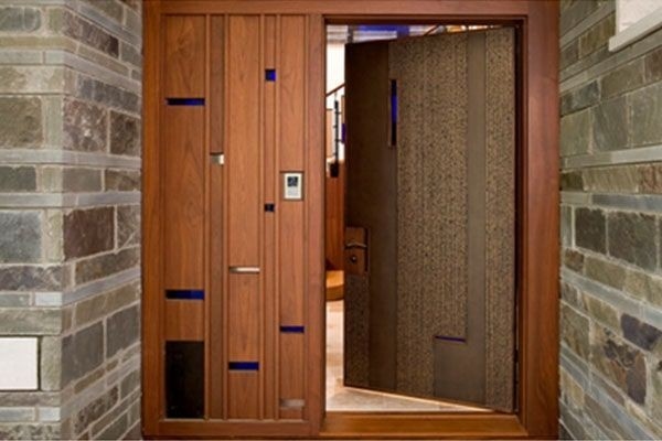 Cửa chống cháy hai chiều hỗ trợ thoát hiểm nhanh trong khu vực lưu lượng lớn