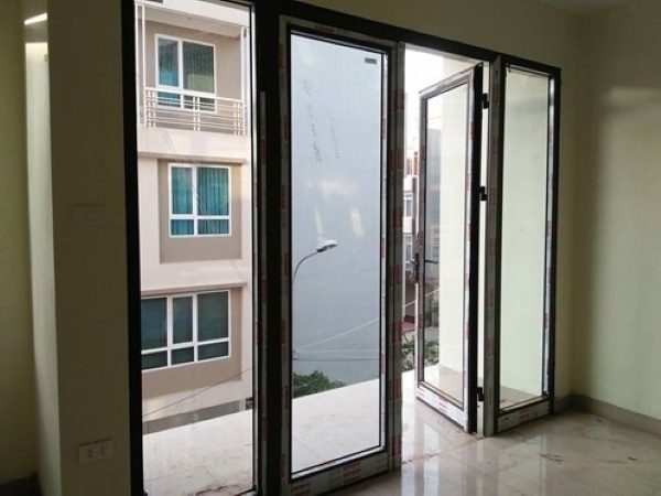 Cửa thoát hiểm hoặc ban công có chiều cao linh hoạt, thông thoáng