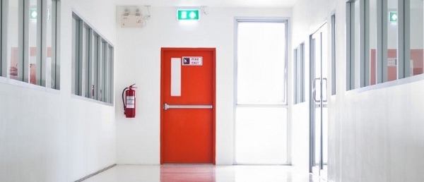 Ký hiệu cửa chống cháy hỗ trợ sơ tán an toàn tại hành lang trường học
