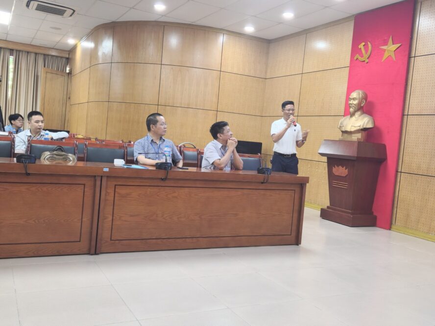 Một thành viên phát biểu tại cuộc họp