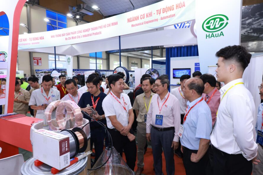 Các đại biểu tham quan triển lãm METAL & WELD - ISME VIETNAM, HMET EXPO VIETNAM 2024.
