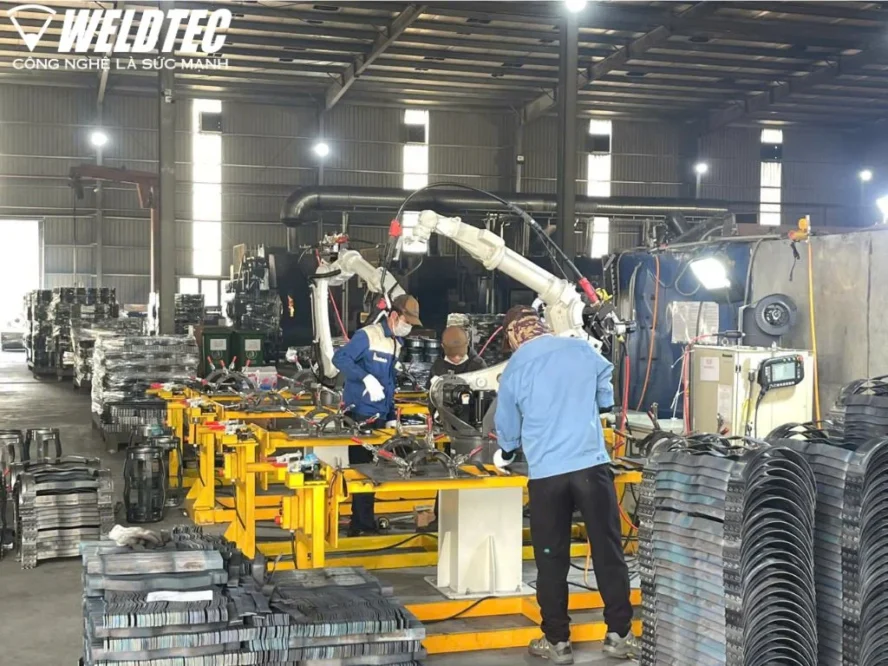 Weldtec bàn giao robot hàn Panasonic cho khách hàng sản xuất phụ kiện ngành khai thác dầu khí