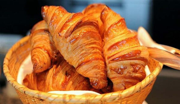 QMC Tuyển Sinh Lớp Làm Bánh Châu Âu: Cơ Hội Học Nghề Chuyên Nghiệp 1 cach lam banh sung bo banh croissant ngan lop thom ngon noi tieng cua phap 202201171412571855