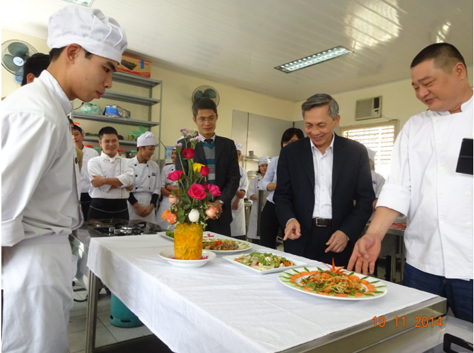 Cán bộ giáo viên QMC chào mừng ngày Nhà giáo Việt Nam 20/11 5 20115