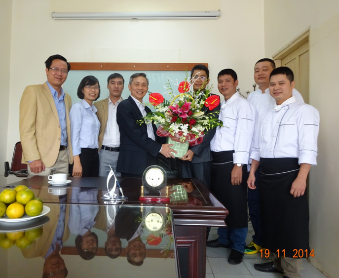 Cán bộ giáo viên QMC chào mừng ngày Nhà giáo Việt Nam 20/11 2 anh 20112