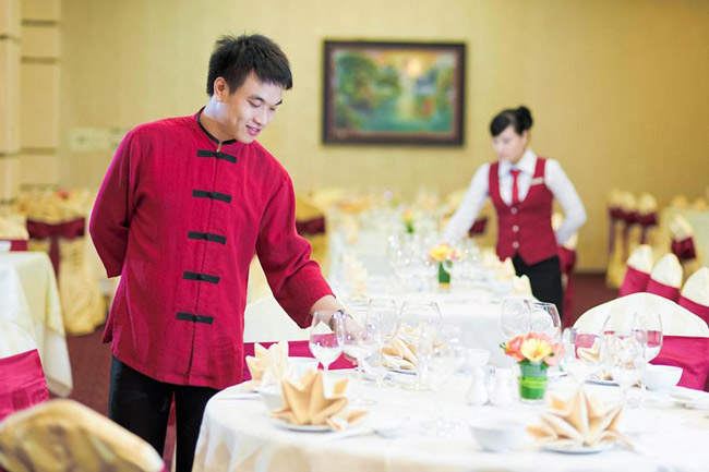 Theo học Nghề dịch vụ nhà hàng khách sạn 2 moi truong nghe khach san nang dong