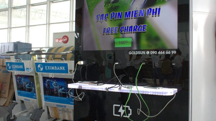 Tìm chỗ sạc pin điện thoại ở sân bay Nội Bài