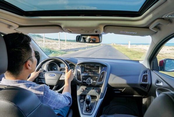 Bạn nên tự lái xe đường dài hay tự là gọi taxi đi?
