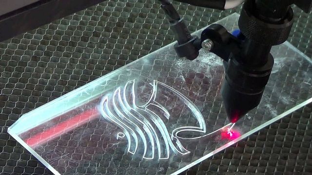 Một tấm mica được khắc laser với đường nét tinh xảo, sắc nét đến từng chi tiết, hiển thị logo, chữ nghệ thuật hoặc họa tiết trang trí. 