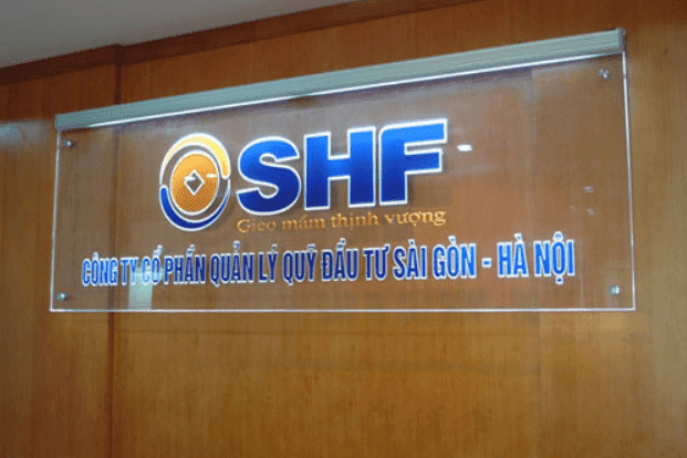 Bảng Hiệu Mica Cho Doanh Nghiệp Nhỏ Giải Pháp Nâng Tầm Thương Hiệu Hiệu Quả 1 Hình ảnh một bảng hiệu mica cỡ vừa được gắn trước cửa một cửa hàng nhỏ hoặc văn phòng khởi nghiệp, với logo và tên thương hiệu được in hoặc khắc rõ ràng, sắc nét.