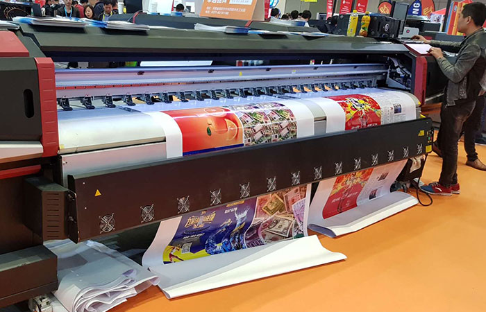 Máy In Decal Khổ 1.8m – In Ấn Hiệu Quả Cho Mọi Nhu Cầu 7 in bat thuong su dung may in muc dau