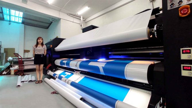 Poster In UV 2 Mặt Cho Cửa Hàng Thời Trang Nâng Tầm Thẩm Mỹ và Hiệu Quả Quảng Cáo Cùng IN BC 1 Dịch vụ poster in UV 2 mặt mang đến giải pháp quảng bá hiện đại, chuyên nghiệp cho các cửa hàng thời trang muốn tạo ấn tượng mạnh với khách hàng ngay từ cái nhìn đầu tiên. Công nghệ in UV cao cấp cho hình ảnh sắc nét, màu in chân thực, thể hiện trọn vẹn phong cách thương hiệu.