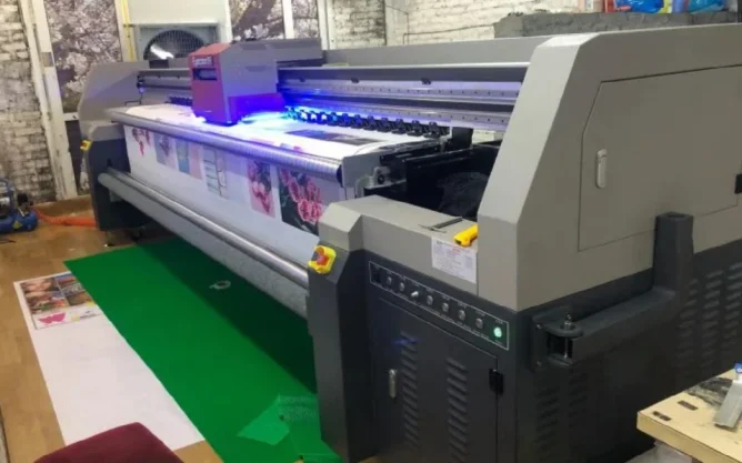 In UV 5m 2 Mặt Cho Bảng Hiệu Siêu Lớn Nâng Tầm Đẳng Cấp Thương Hiệu Cùng IN BC 1 Dịch vụ in UV 5m 2 mặt là lựa chọn tối ưu cho các loại bảng hiệu siêu lớn, đặc biệt phù hợp với nhu cầu thi công ngoài trời ở quy mô lớn như mặt tiền tòa nhà, biển quảng cáo đường phố, bảng hiệu công trình,...