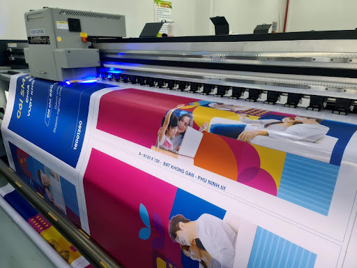 In Bạt UV Siêu Bền Giải Pháp Quảng Cáo Lâu Dài Từ IN BC 1 In bạt UV siêu bền với công nghệ tiên tiến, bề mặt sắc nét, chống phai màu và chịu được điều kiện thời tiết khắc nghiệt.