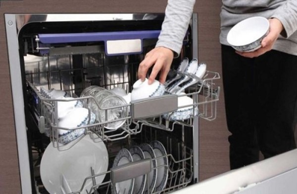 Xếp các bát đĩa tiêu chuẩn và đĩa nhỏ ở ngăn giữa