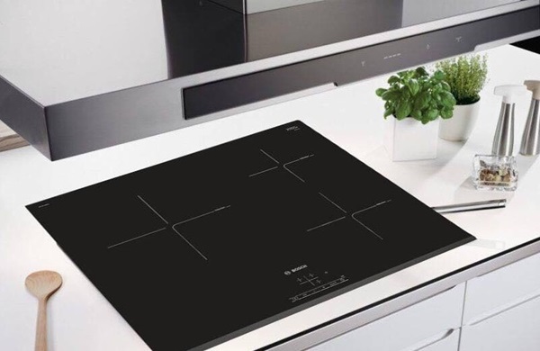 So sánh bếp từ Bosch và Teka