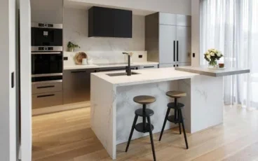Tủ màu xám với đảo đá cẩm thạch