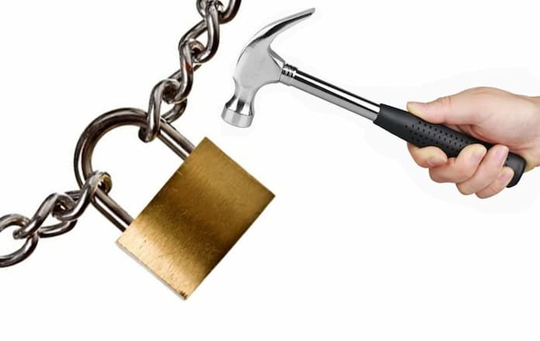 mở khóa không cần chìa bằng búa hoặc cưa