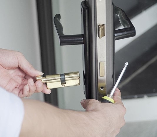 cách sửa khóa cửa nhôm kính