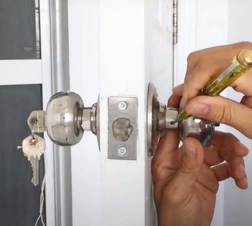 cách thay ổ khóa cửa nhôm kính tại nhà