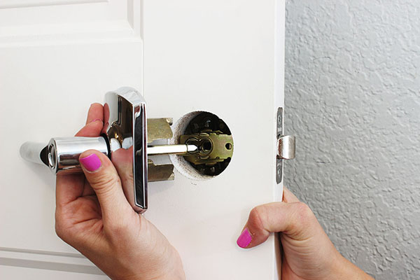 cách thay ổ khóa cửa phòng tay nắm gạt