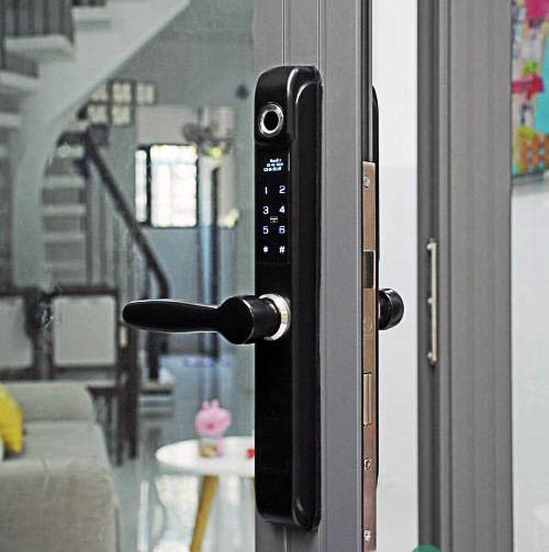 khóa cửa nhôm kính thiết kế tiện lợi, dễ dàng sử dụng