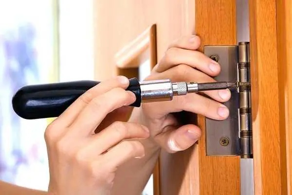 mở khóa bằng cách tháo bản lề cửa