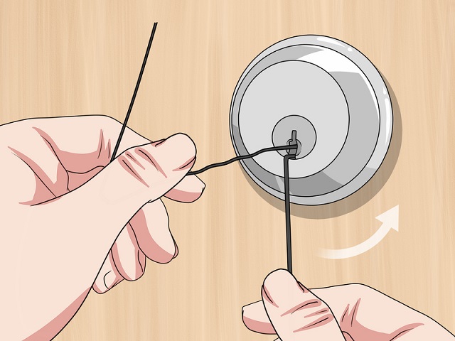 phá khóa bằng dao rọc giấy, đục, tua vít