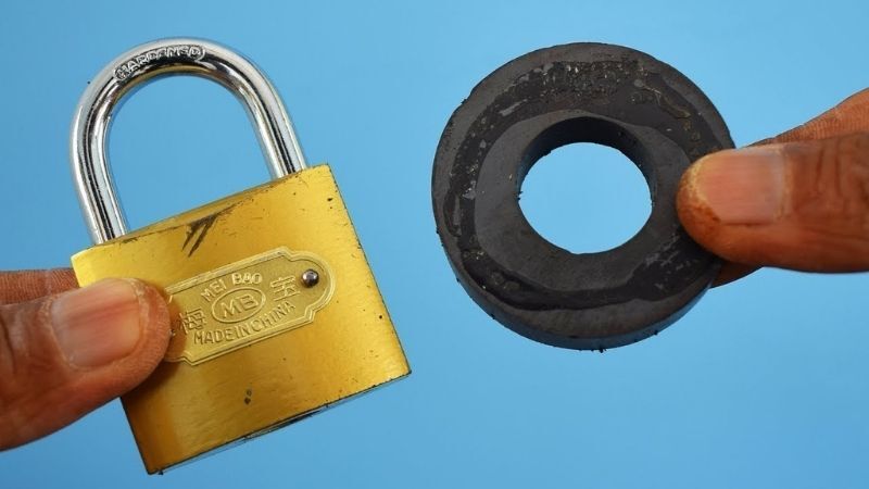 phá ổ khóa cửa bấm bằng nam châm