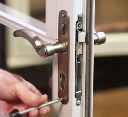 Có nên tự lắ  khóa cửa nhôm tại nhà