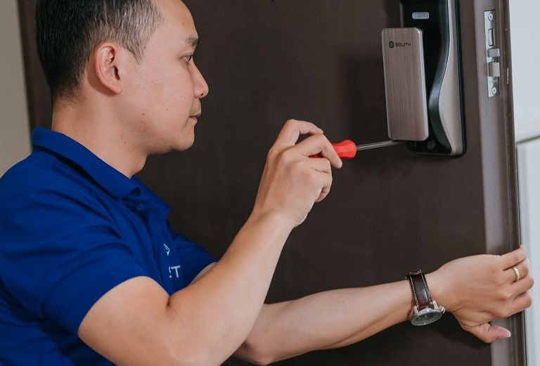 có nên tự sửa khóa vân tay tại nhà