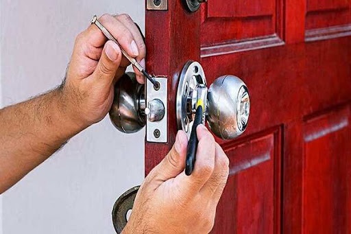 Dùng kìm hoặc tuốc-nơ-vít để tháo khóa