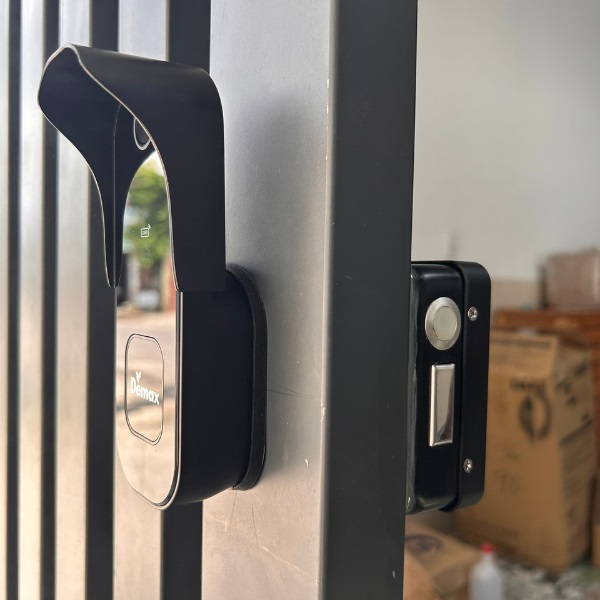 hướng dẫn cách lắp khóa vân tay cho cổng sắt