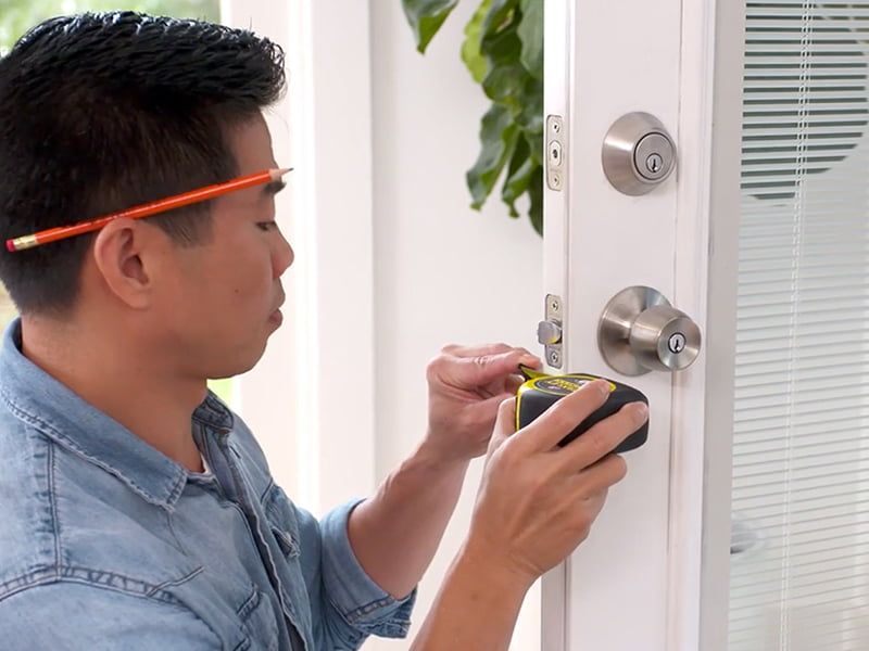 cách lắp ổ khóa cửa nhôm