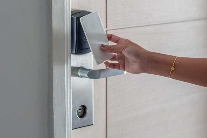 lưu ý khi sử dụng khóa cửa thẻ từ