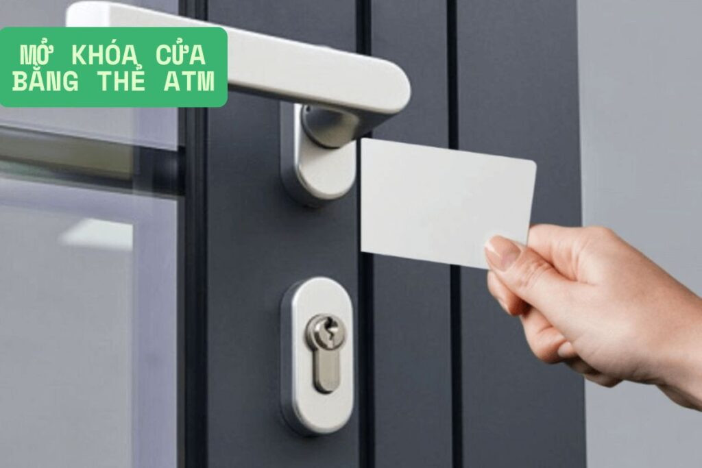 cách mở khóa cửa tay nắm tròn bằng thẻ ATM