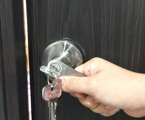 cách mở khoá cửa nhôm kính khi còn chìa